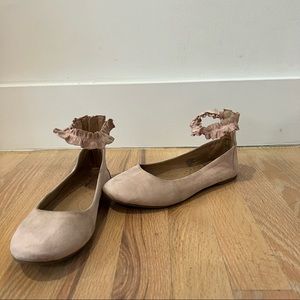 Cat & Jack ballet flats with ankle strap and zipper. Big girl size 5